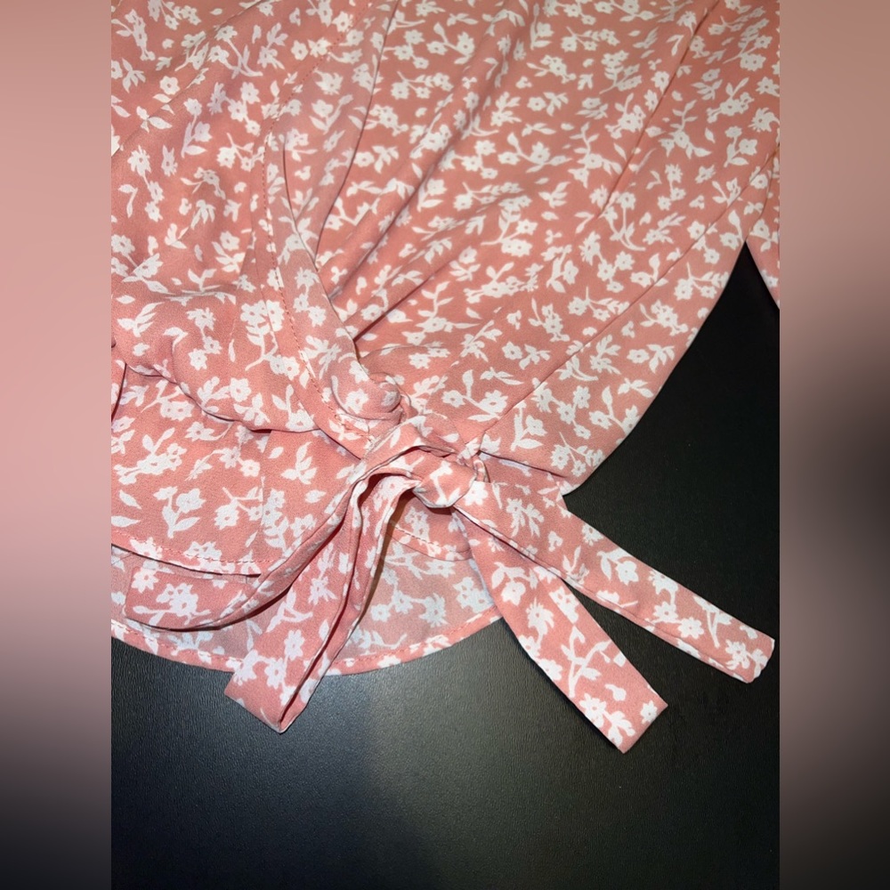 EUC Sienna Sky Peachy Floral Vneck faux wrap Waist cinched Flowy Top Size L - Picture 2 of 7